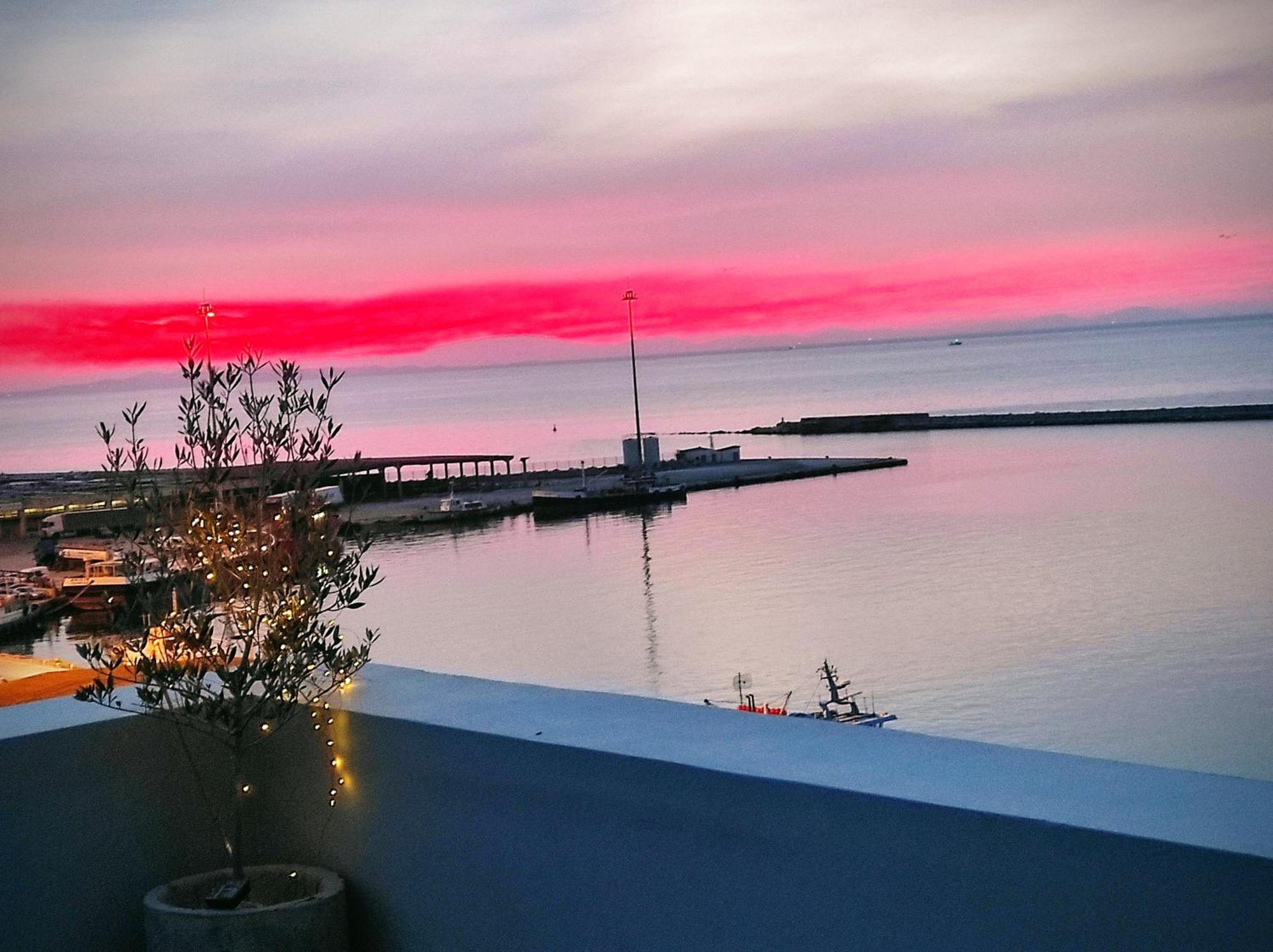 Appartamento Majestic Penthouse In The Heart Of Patra Esterno foto